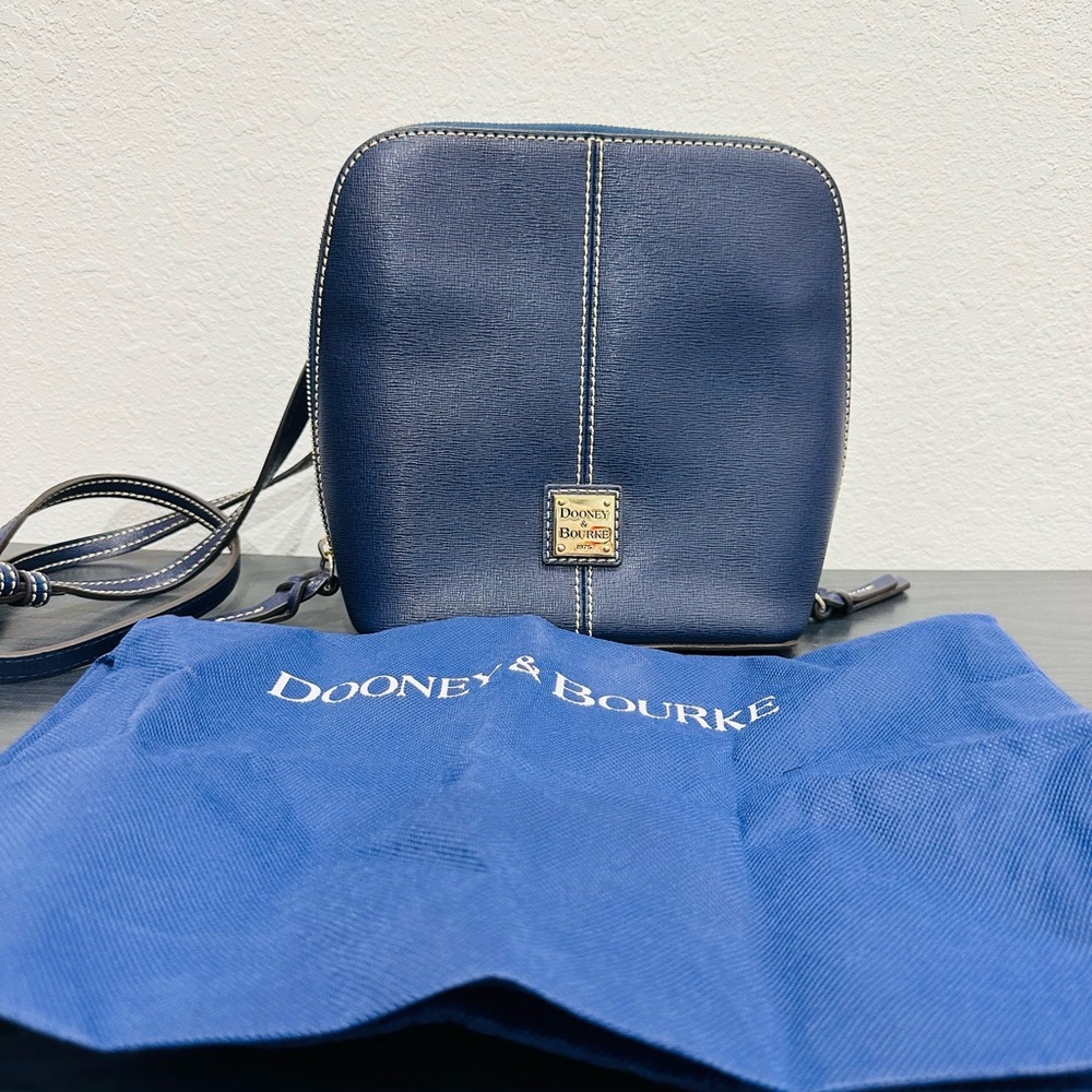 ✨Dooney & Bourke Crossbody - Like New! ✨